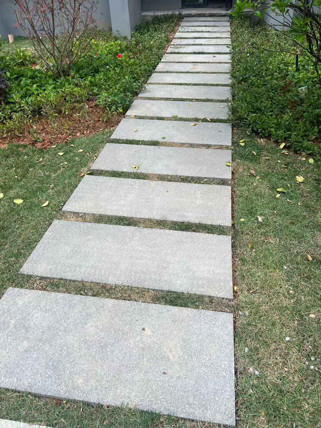 昌都 芝麻黑小区踏步、汀步石铺装效果