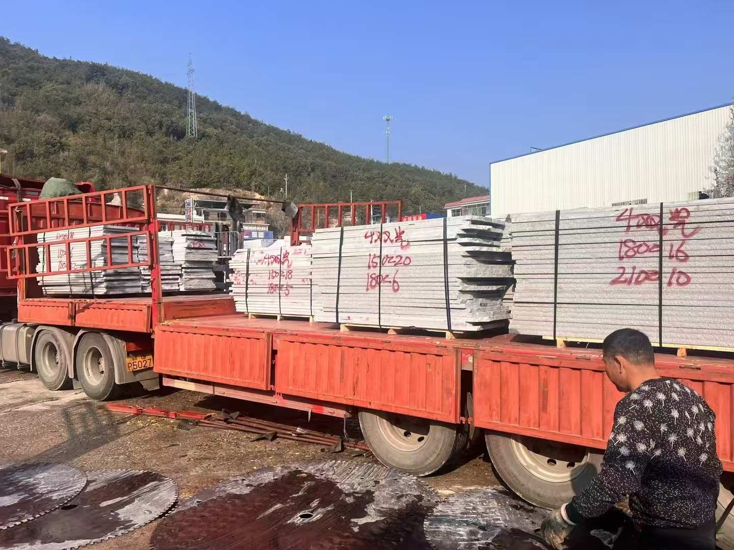 昌都 芝麻灰花岗岩光面毛板出货日常