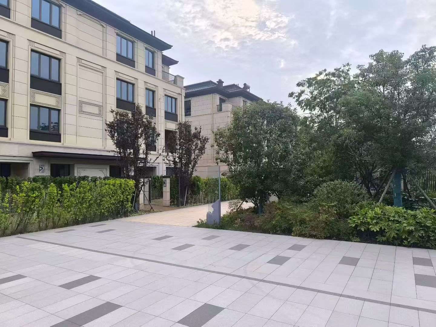 昌都 芝麻白与芝麻白搭配铺装，尺寸1200*600